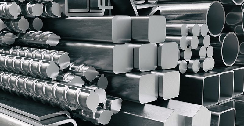 Tubes et profilés métalliques industriels de différentes formes et tailles dans un entrepôt moderne de distribution