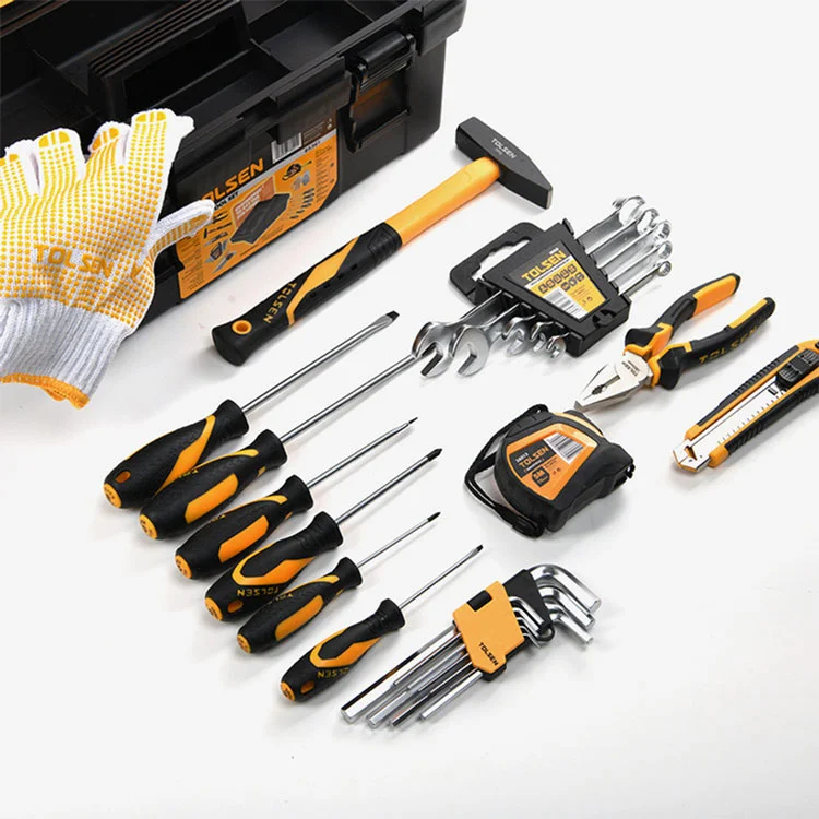 Ensemble d'outils professionnels incluant marteau, tournevis, pinces et équipements de précision