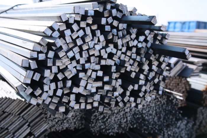 Barres d'acier carrées empilées pour distribution métallurgique et construction industrielle